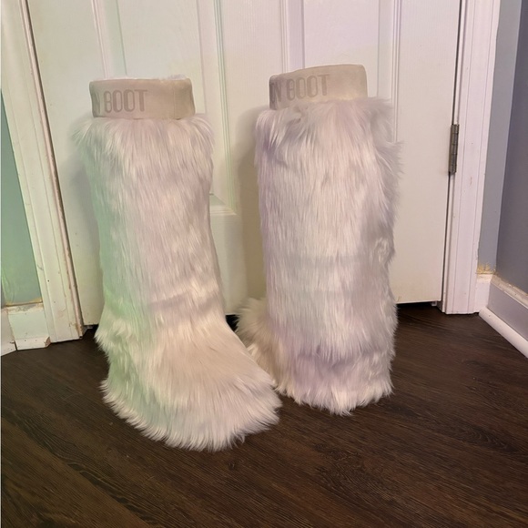 White faux fur Moon Boot - Picture 1 of 2